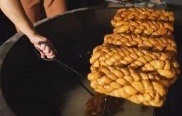 无人购买却遍地都是的麻花车,没人买的天津麻花