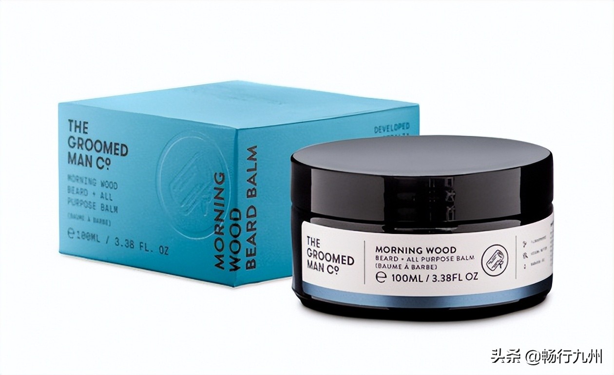 为爱人挑选心仪的礼物,用心挑选礼物的男人