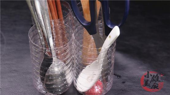 把四个瓶盖粘在一起,把5个塑料瓶粘在一起放在厨房