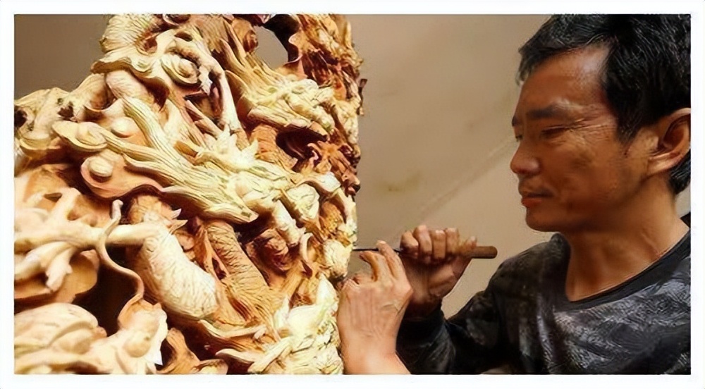 广西一男子雕出15米雄狮，出价300万都不卖，如今闲置无人问津