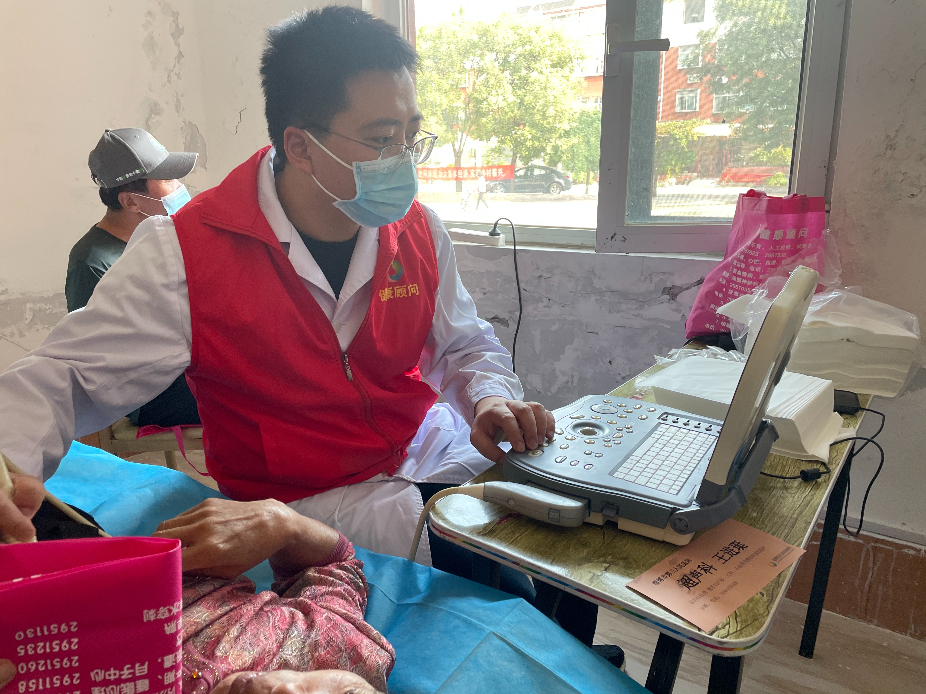 市三院联合宏仁堂“服务百姓健康行动”走进淄川龙泉镇龙二村义诊