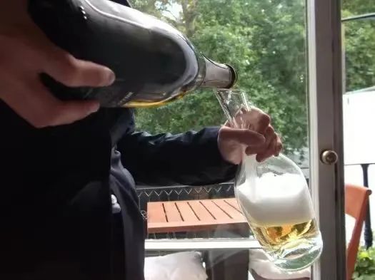 香槟如何醒酒,香槟要醒酒么