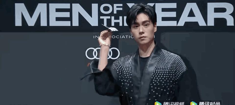 张嘉倪黑裙和网红同框,张嘉倪风波后首晒美照