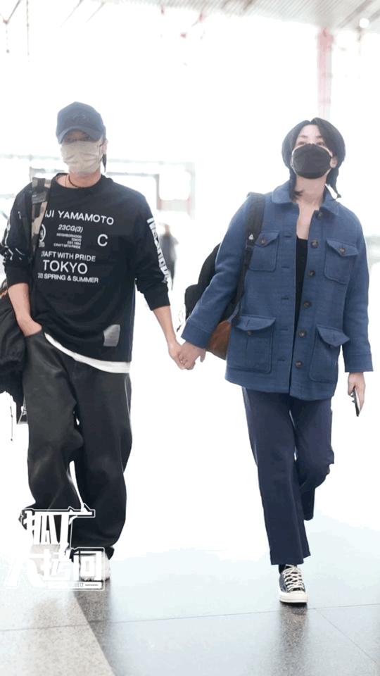 节目采访王菲谢霆锋世纪牵手,王菲谢霆锋机场大方牵手狂秀恩爱