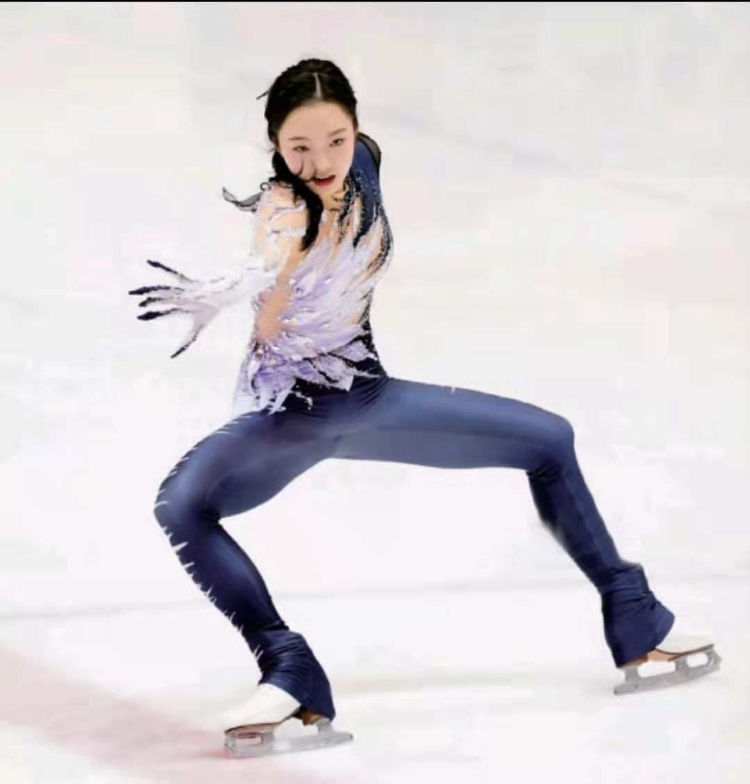 花样滑冰女运动员身材要求,为什么花样滑冰要穿短裙