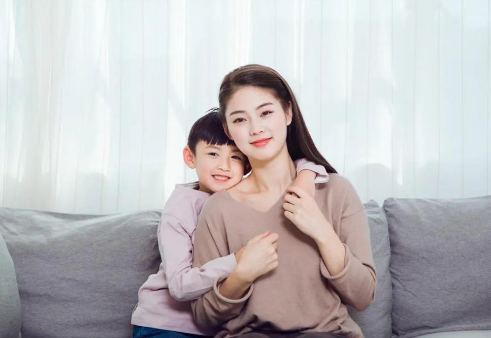 14岁男孩子不和妈妈分床睡的坏处,孩子不想跟爸妈分床睡的心理原因