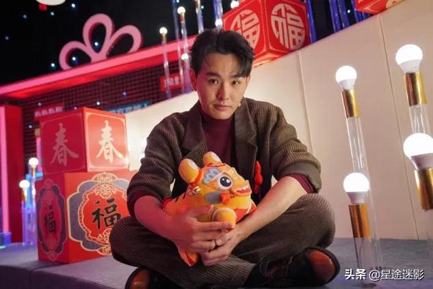 春晚魔术邓男子解析,2022春晚魔术邓男子让谁拿魔方了