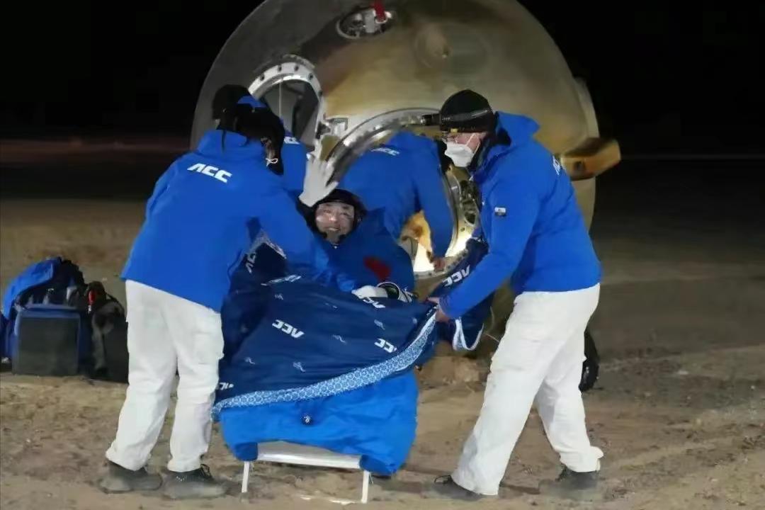 舱内航天服是怎么穿上和脱掉的,舱外航天服具备哪些功能