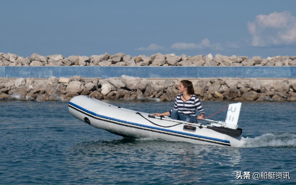 像不像方向舵？时尚简约的RemigoOne一体式电动舷外机