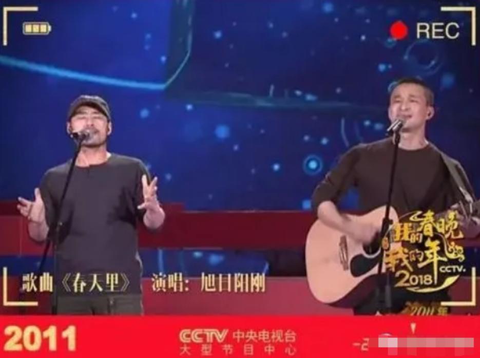 昔日爆红组合街头卖唱,曾经红极一时现在却卖唱的歌手