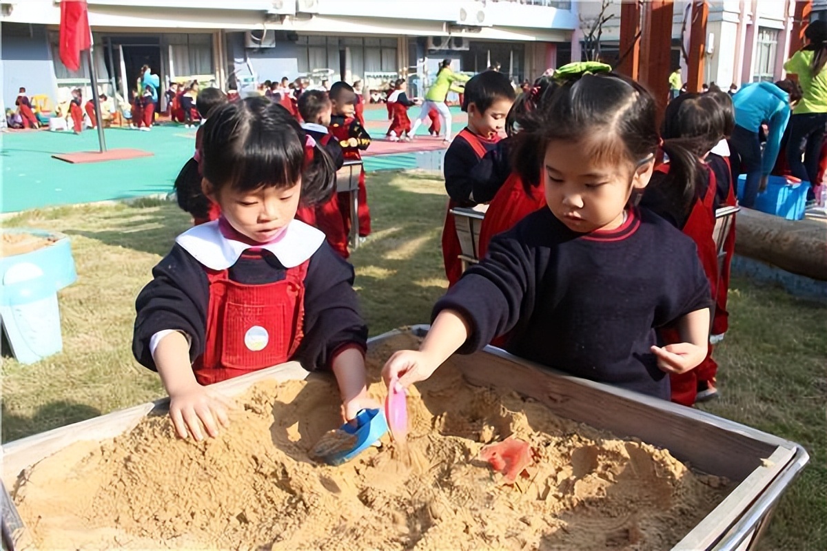 孩子被排挤妈妈要怎样引导他,小孩被排挤该如何教育