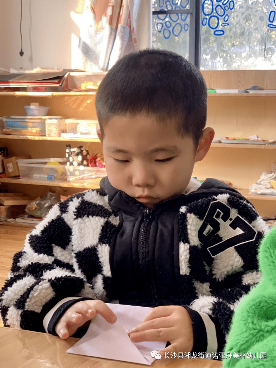 诺亚舟美林幼儿园CASA-A班蒙氏日常《折纸》