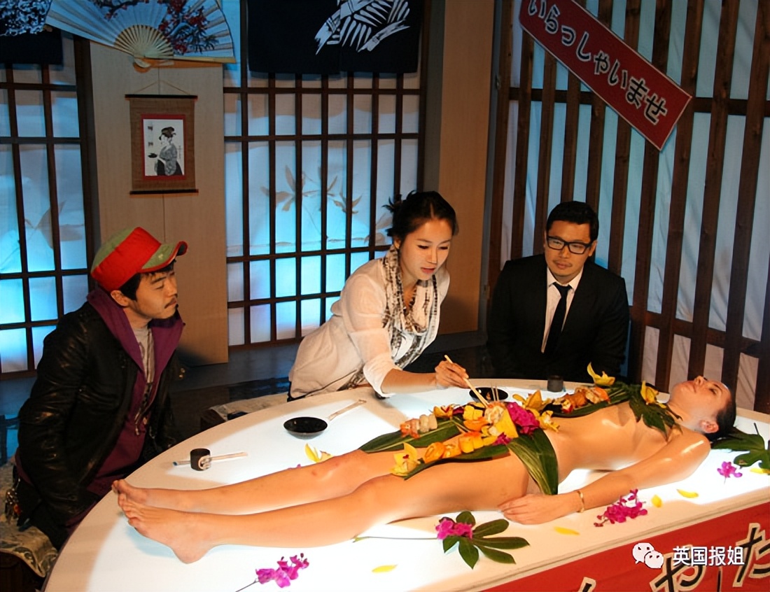 让全裸女模特当餐盘，寿司放身上供宾客享用，9岁女儿也在场