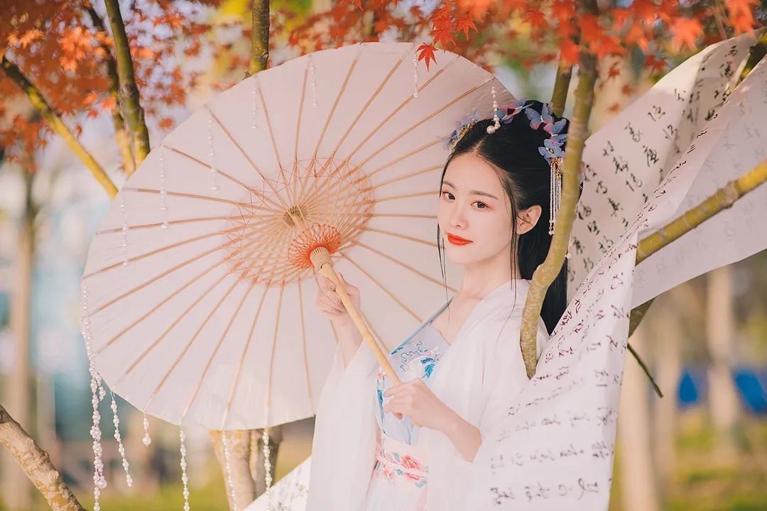 秋天落叶的诗句唯美短句,适合秋天发朋友圈的赞美秋天的诗