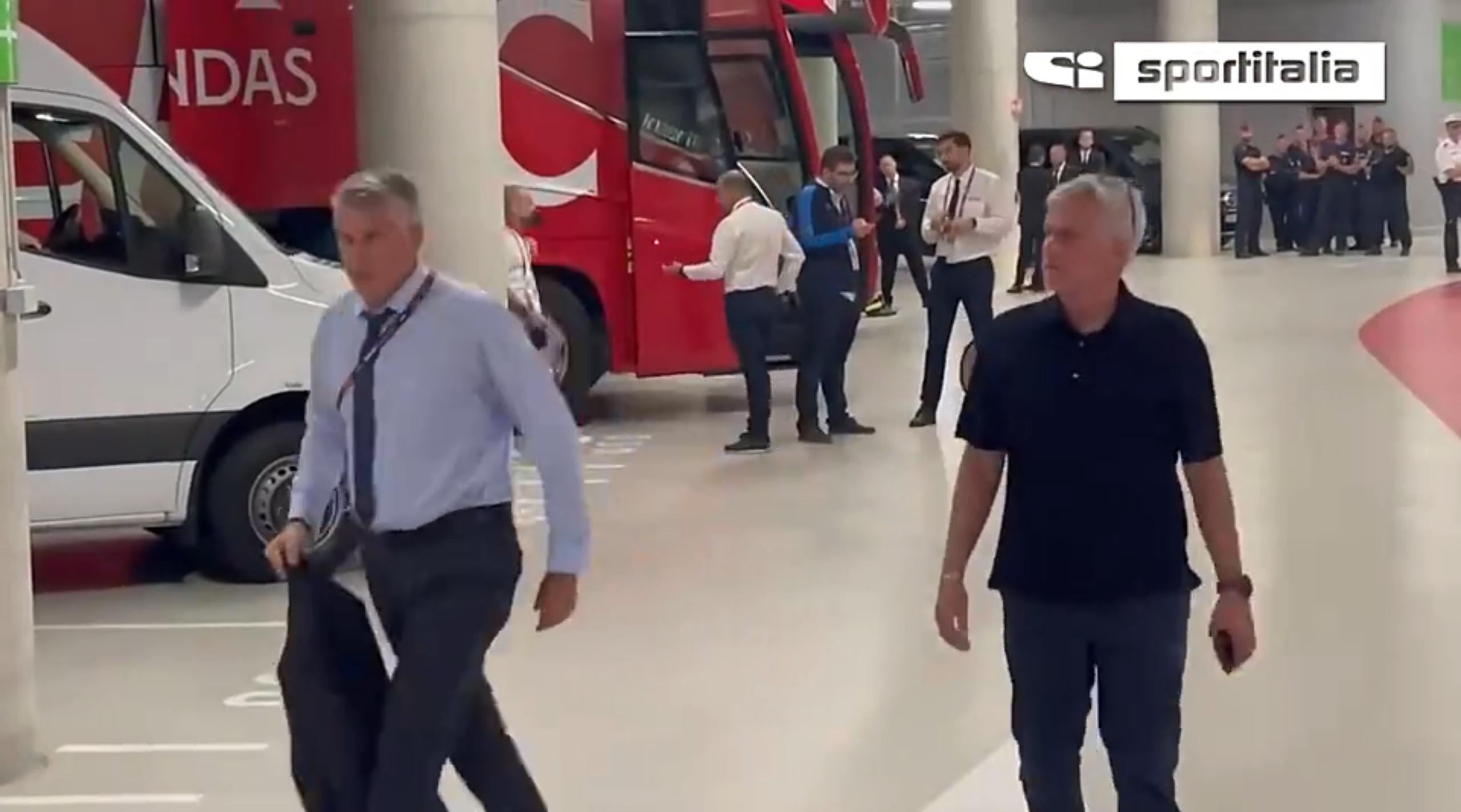 暴怒!欧联杯丢冠穆帅停车场堵裁判大骂:你们太耻辱!去你的欧足联