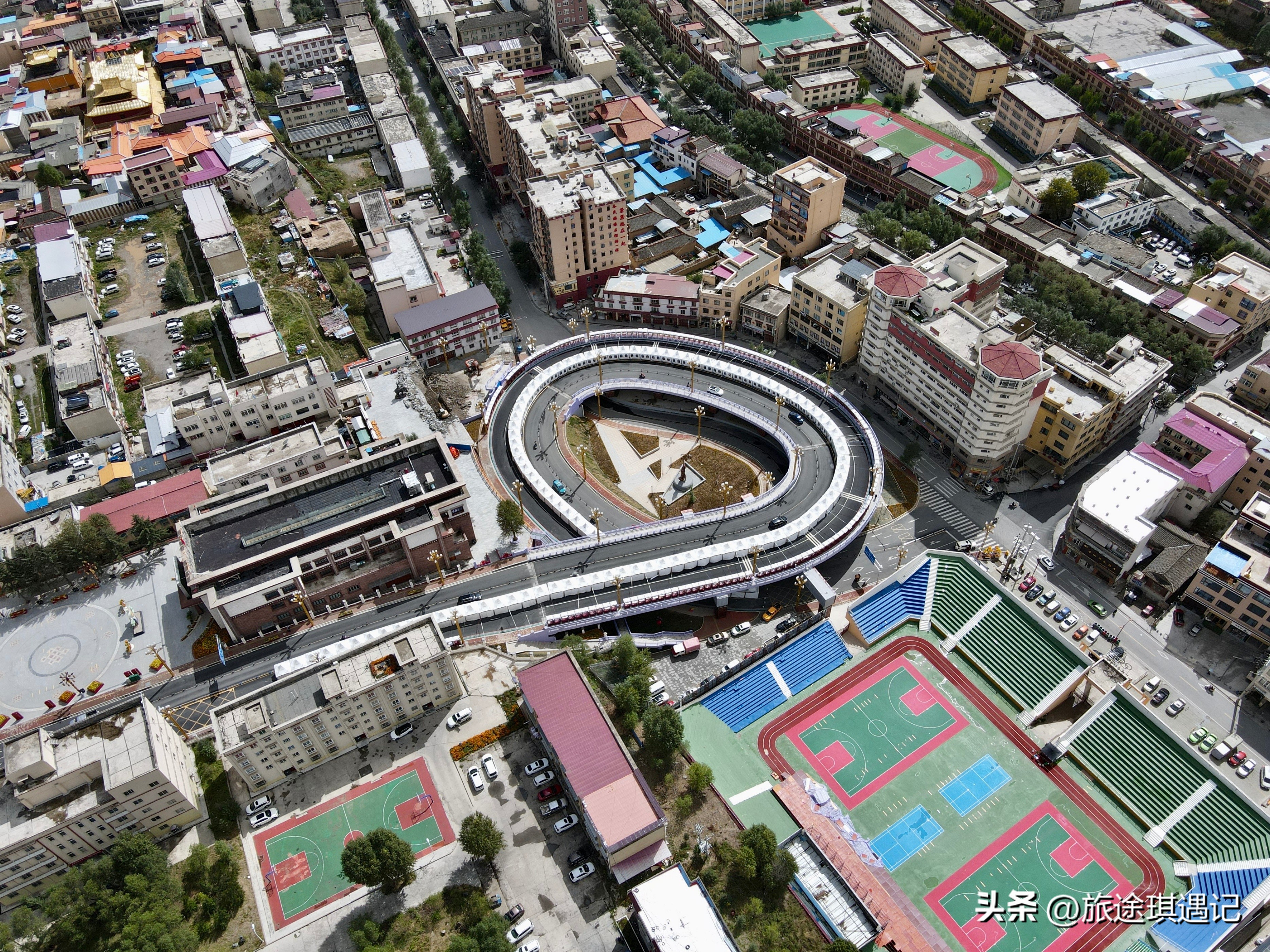 沿着317国道经过甘孜县格萨尔王城,317国道马尔康到甘孜县一路风光