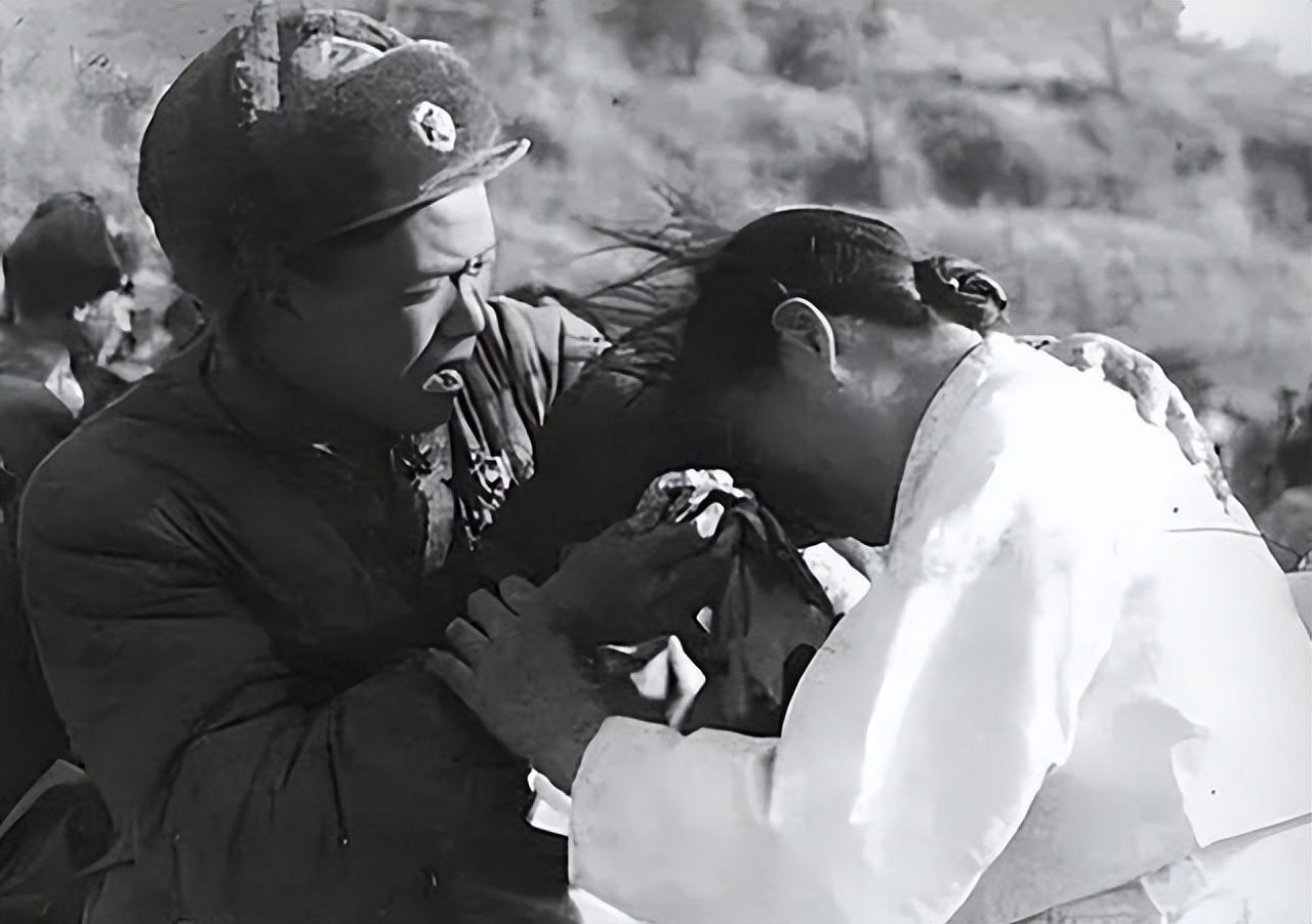 朝鲜军惨败后，后方只剩女人，志愿军高层严令：犯作风错误者枪毙