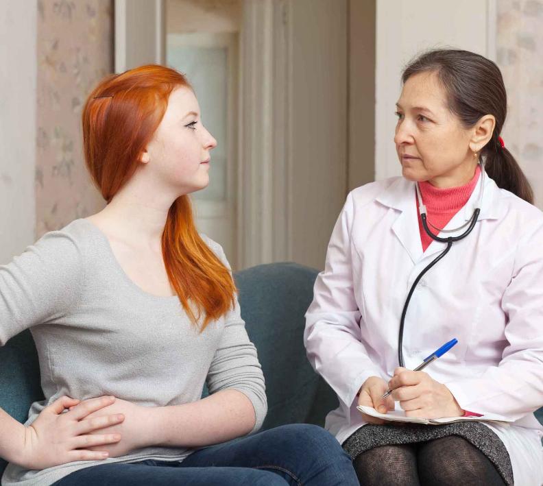 女性心窝口偏右烧灼感痛怎么回事,女性尿道口有烧灼感怎么回事