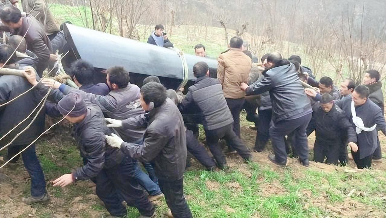 起棺下雨和落棺下雨有什么说法,下葬时下雨浇棺材预兆