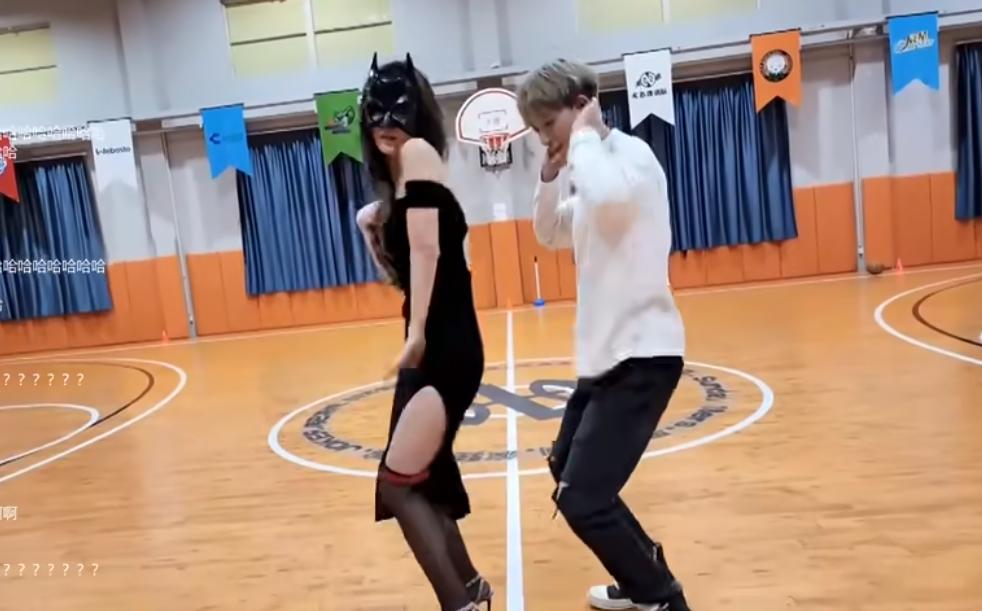 换谁估计都愿意了！运动会子圣被不二丸叽*袜丝**暗示，网友：赚麻了