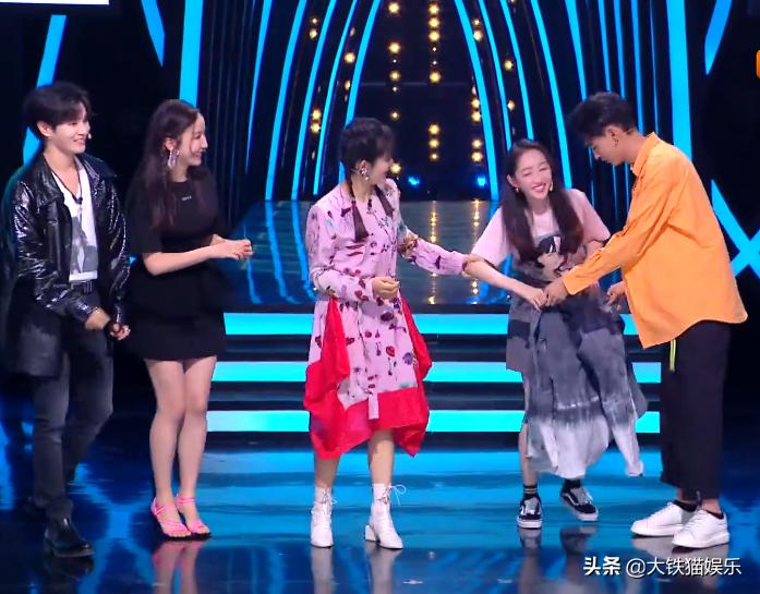 胡歌为礼仪小姐姐化解尴尬娱乐,胡歌帮礼仪小姐解围对比