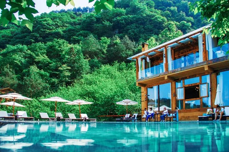 神仙眷侣辞掉高薪工作，爆改废弃山谷，悬崖高空造无边恒温泡池