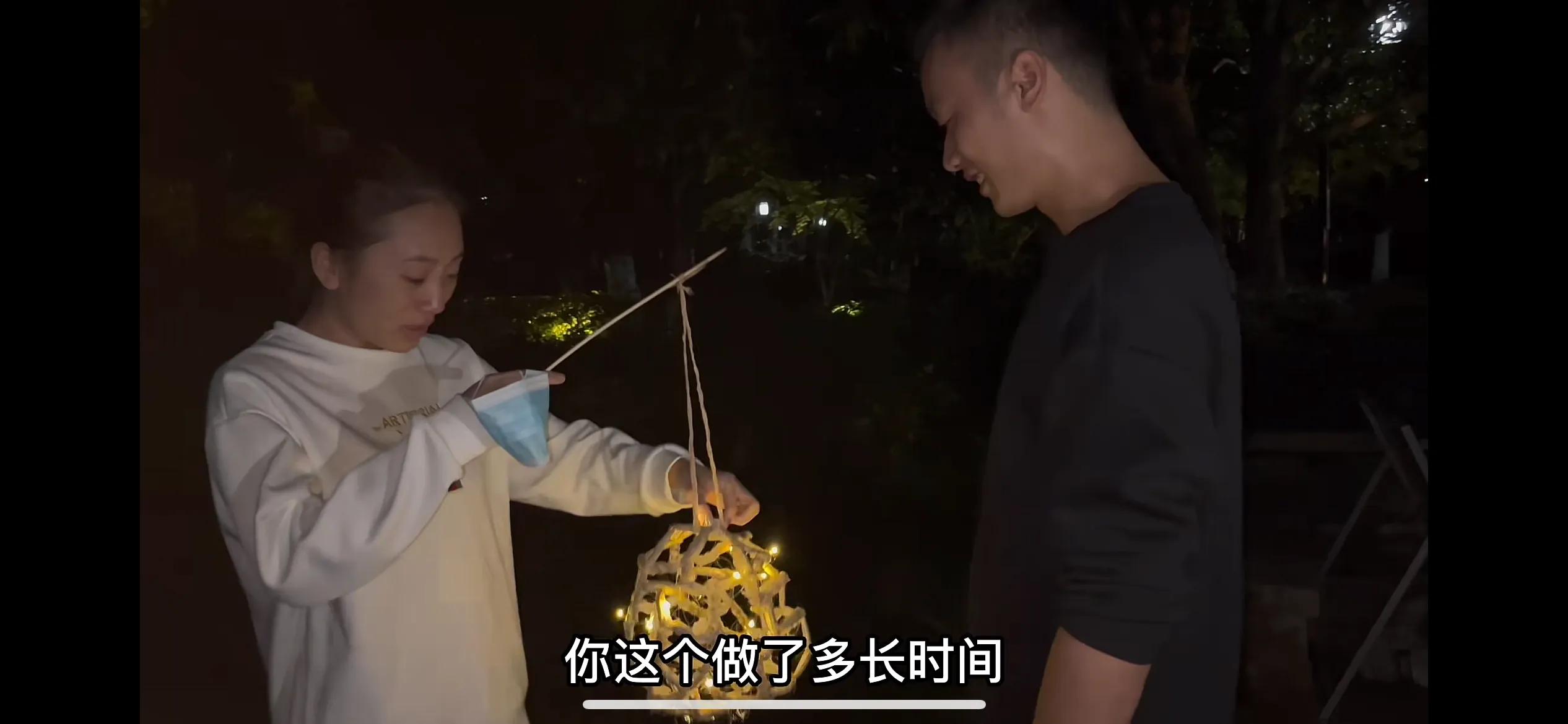 秋天爸爸怎能说没教过他拍视频呢？今天的视频明显出徒于秋天妈妈