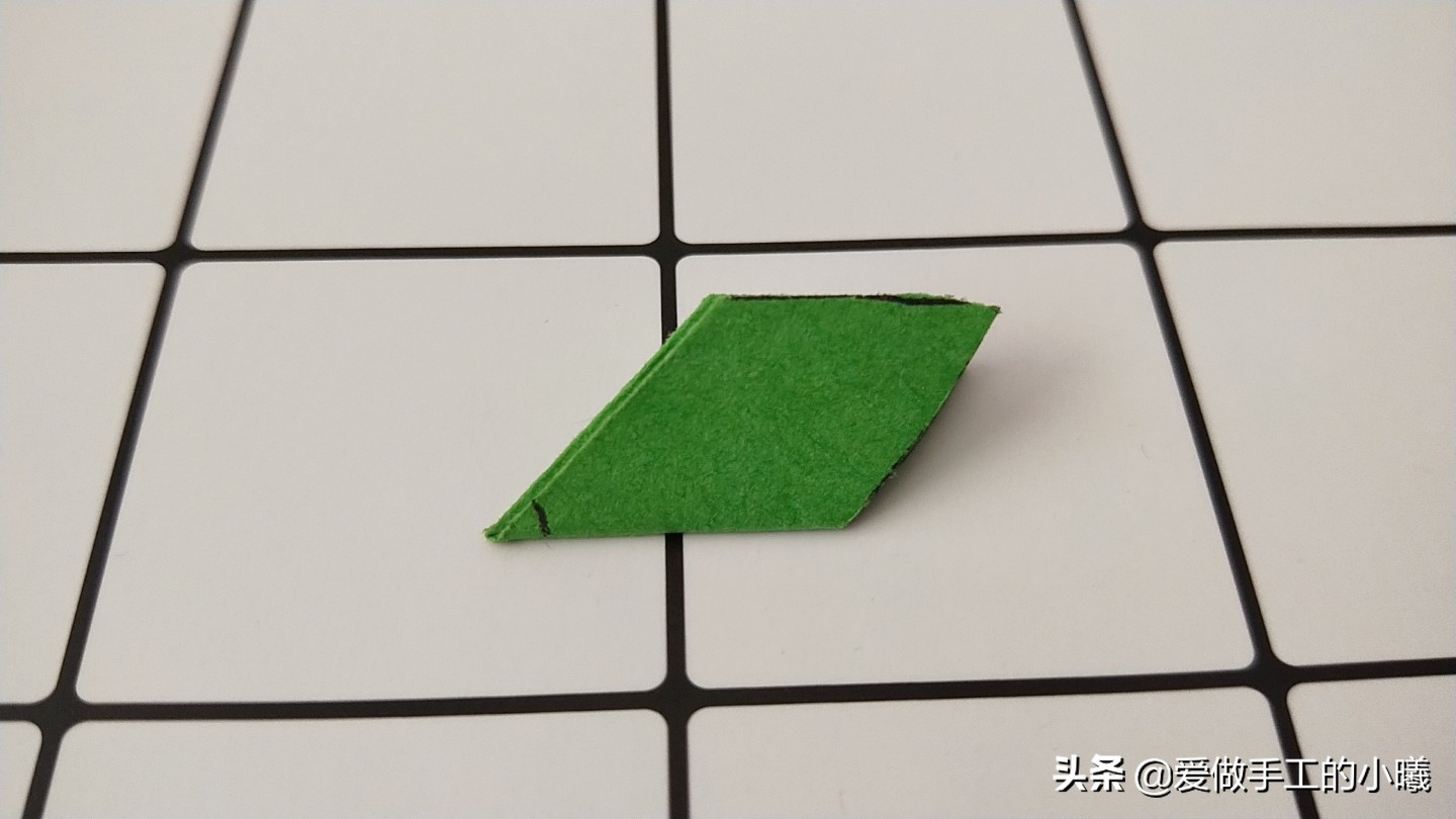 折纸小草最简单的折法,怎么用小星空纸折一个简单的手工