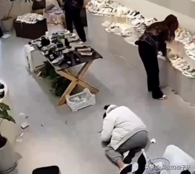 女子为200块买鞋下跪父母,女子为买鞋下跪父母