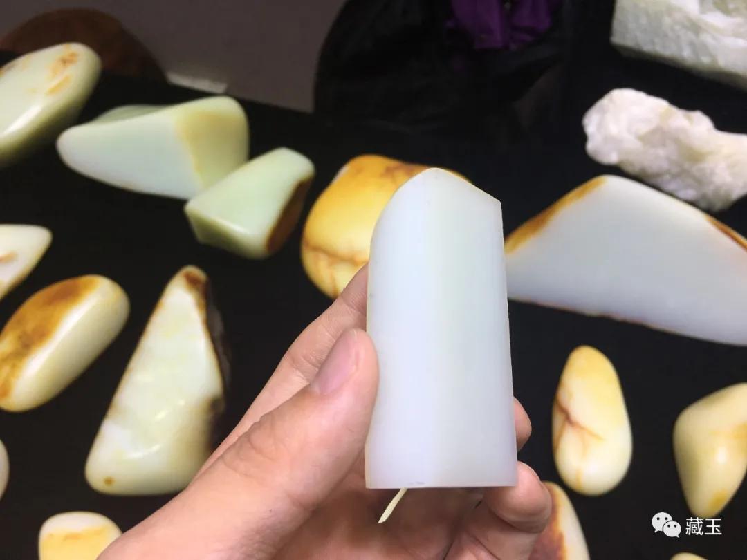 和田玉顶级山料价格表,顶级的和田玉山料是什么样的