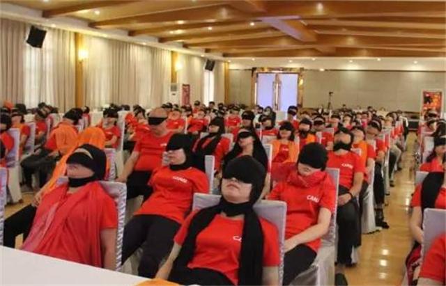 国产催眠大师1秒钟催眠主持人,国外催眠师街头3秒点穴催眠