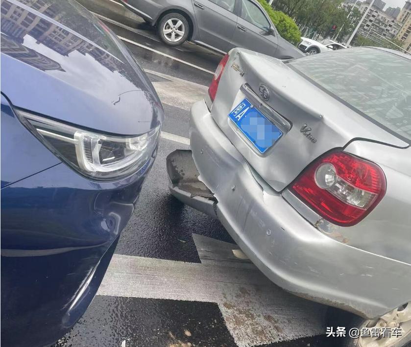 奇瑞瑞虎8plus黑色车夜间撞车照片,奇瑞瑞虎8追尾测试