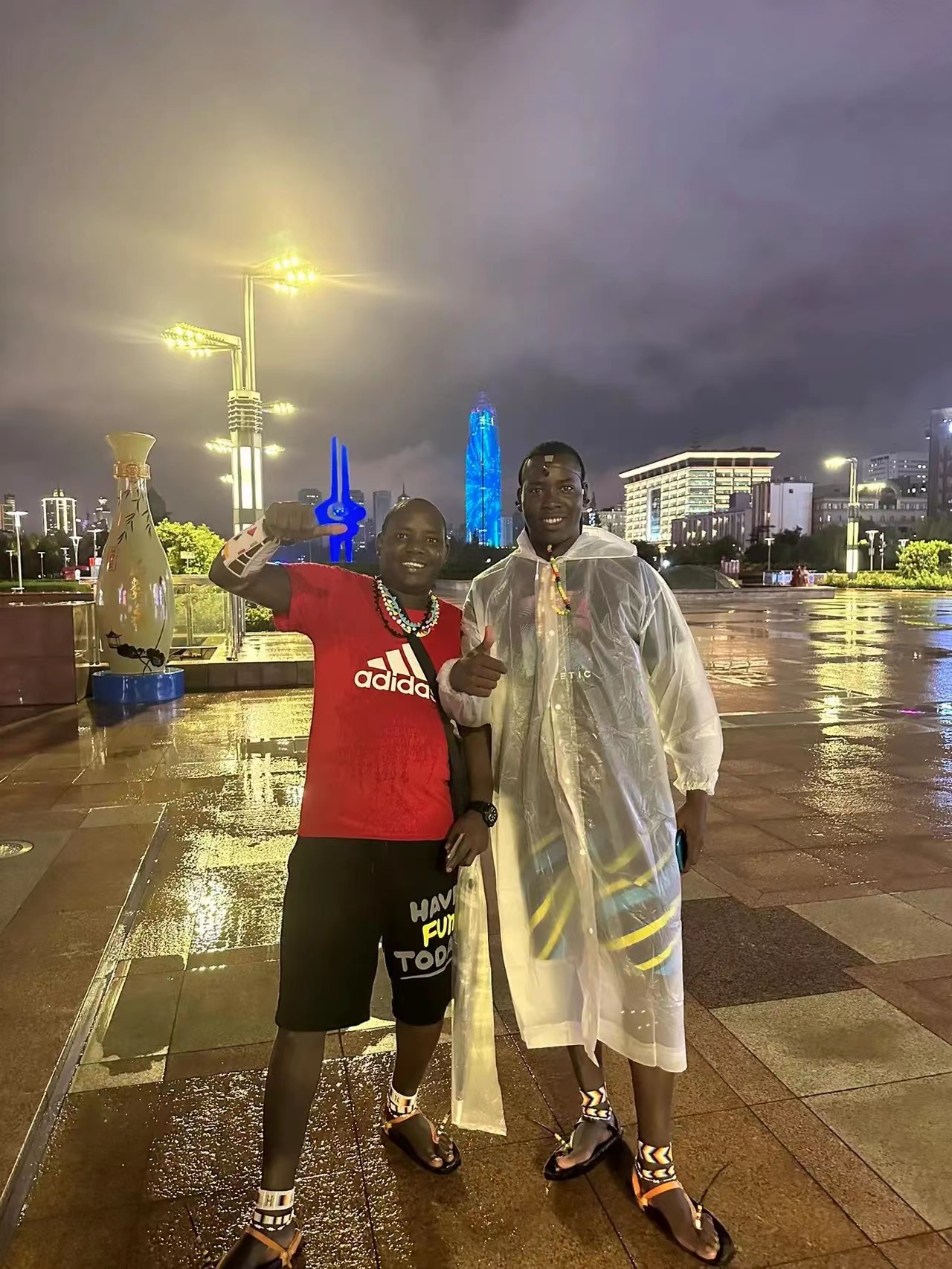 非洲小五带黑人保镖来中国吸金，他应该给保镖更高工资吗？