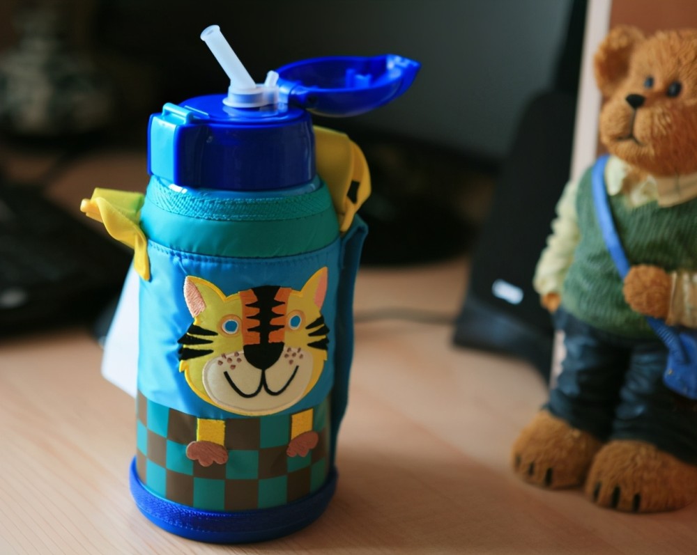 19种保温杯遭央视曝光！重金属超标热水进“毒水”出，家长需谨慎