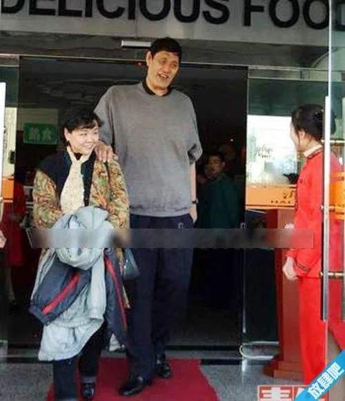 穆铁柱和姚明单打的视频,姚明讲穆铁柱才是第一中锋