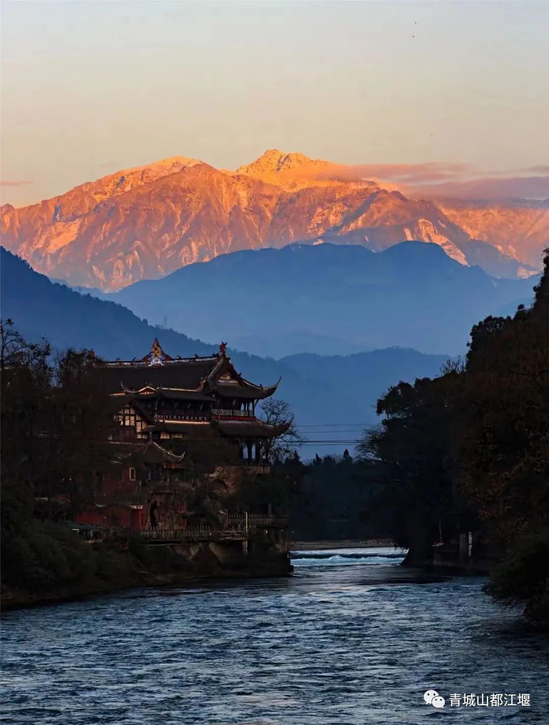 晴空雪山,雨过天晴的都江堰又见雪山