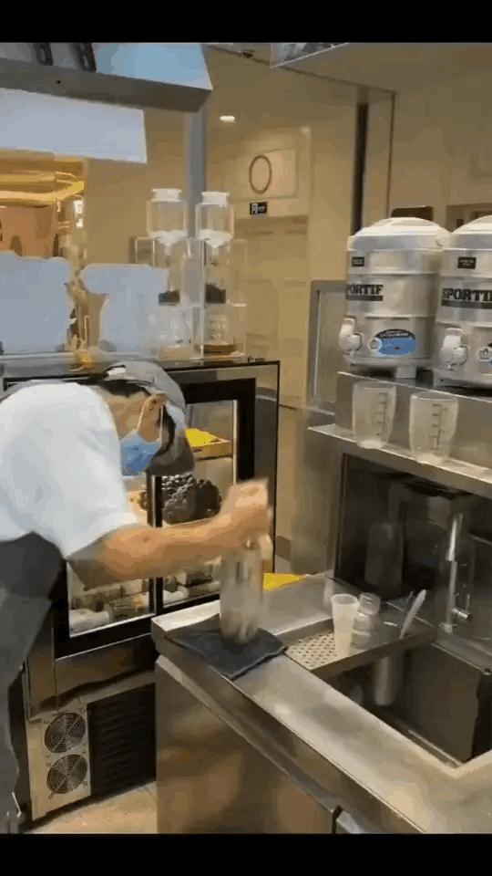 “老婆出差在宾馆给我发照片，桌子上那个是胶水吗？”哈哈哈哈