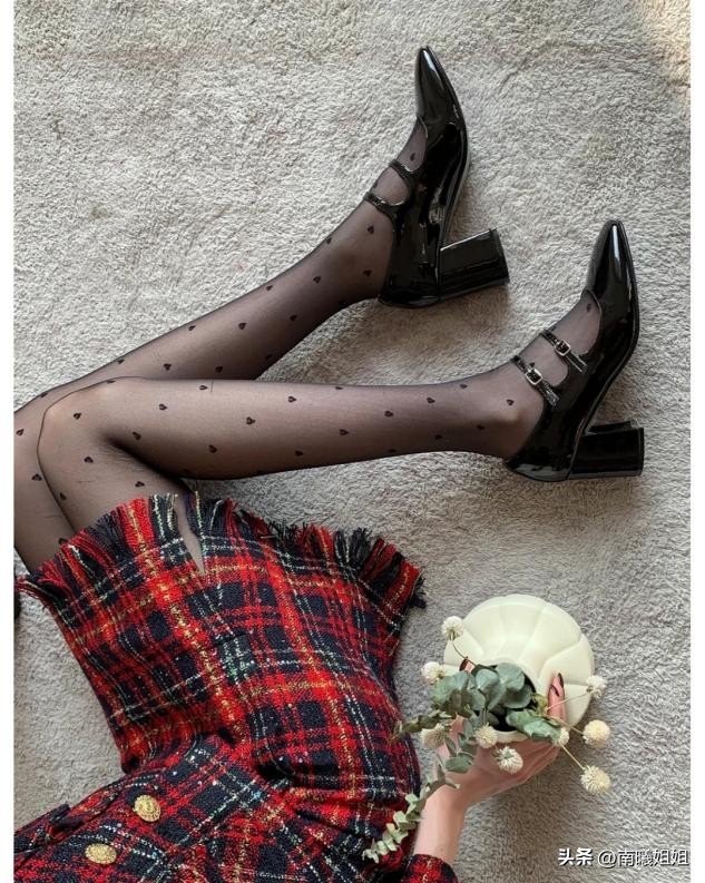 适合微胖女生的玛丽珍鞋款式推荐,玛丽珍鞋搭配过膝黑丝蓝色仙女裙