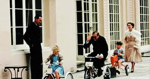 查尔斯怀念菲利普亲王,英国国王查尔斯悼念父亲