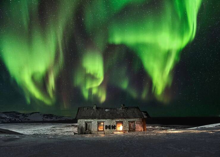 78个真实有趣的照片：山顶的足球场，老树与佛像，老司机脸部皮肤