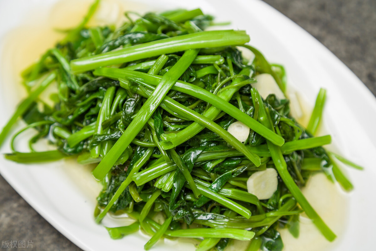 为啥广东空心菜吃了会抽筋,为什么有些人吃空心菜脚会抽筋