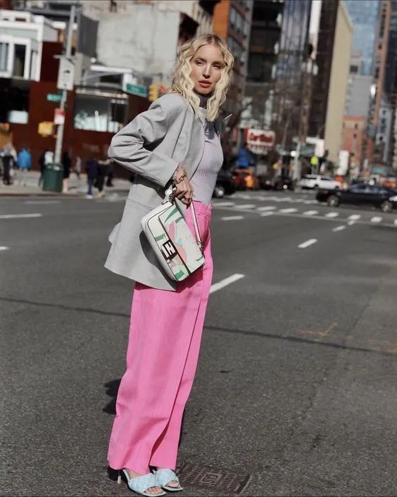 灰粉套装秋冬女,更高级的穿搭配色应该是黑白灰