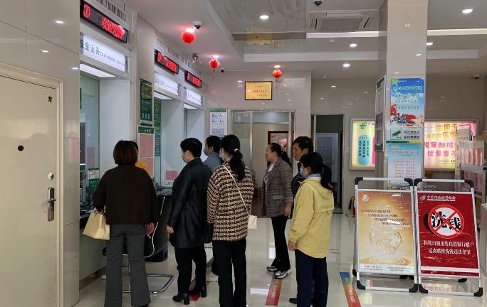 存钱存农村信用社还是农业银行好,邮政银行和农村信用社存钱靠谱吗