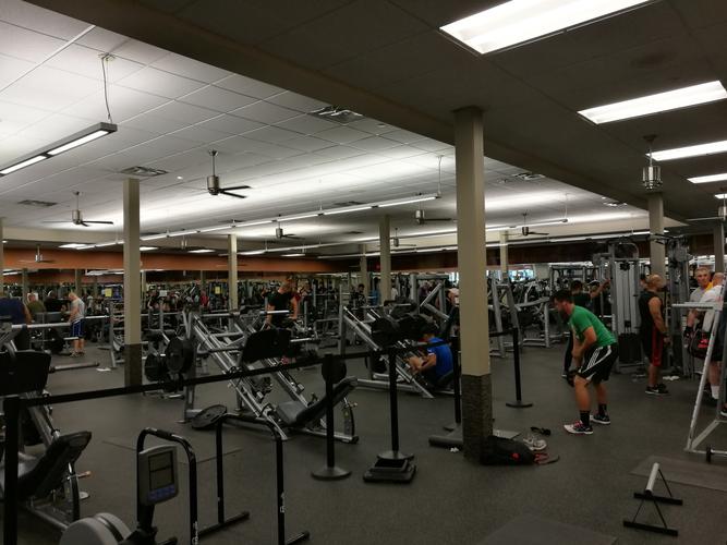 小伙傍上白富美抛妻弃子,小伙傍上女大款被扇巴掌