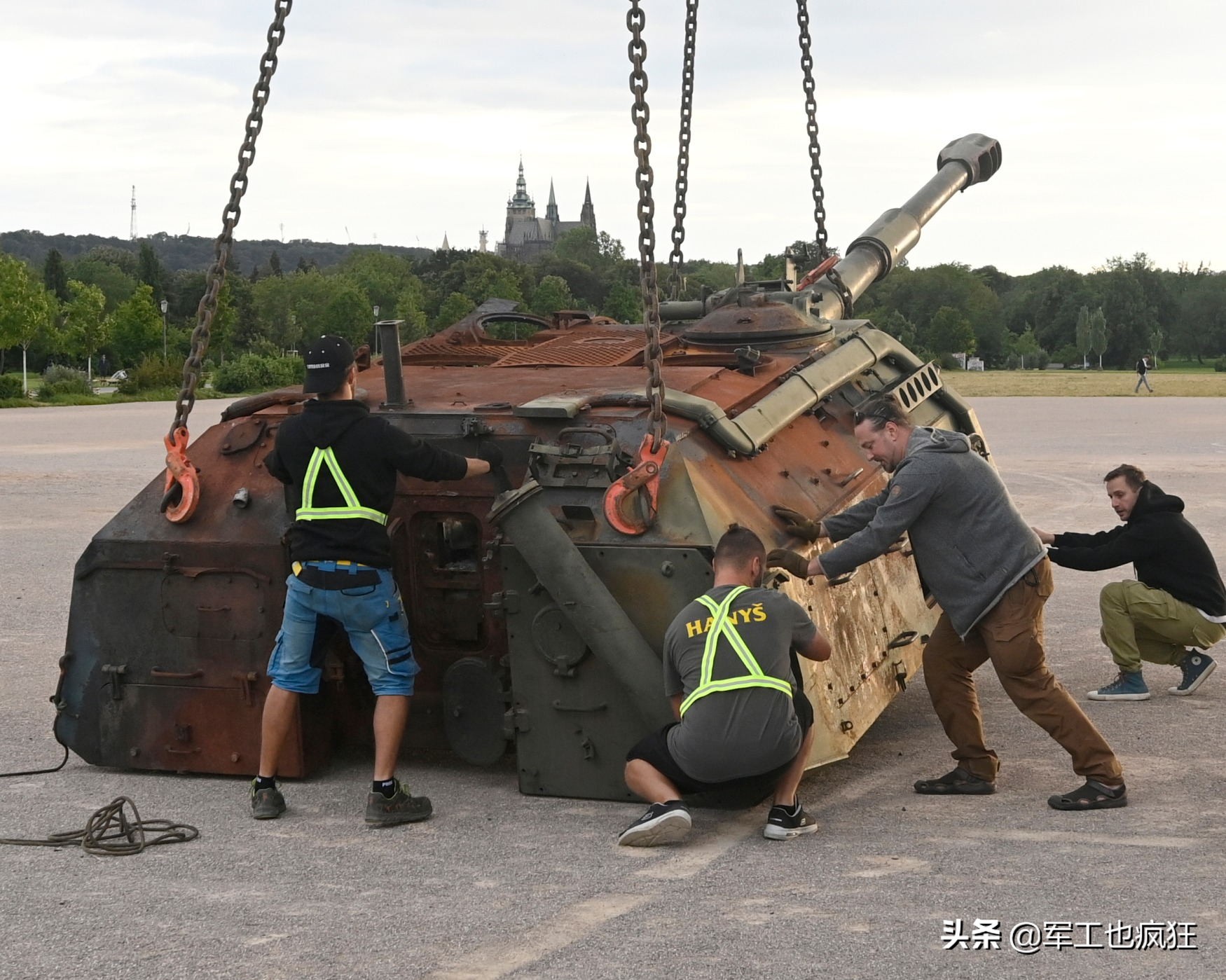 俄罗斯废旧*器武**在捷克展出，法国人意外躺枪遭鄙视