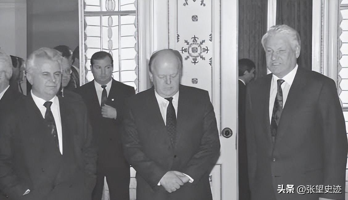 变态的纳粹德国,*光脱**犹太人女人衣服,集体*杀屠**!2