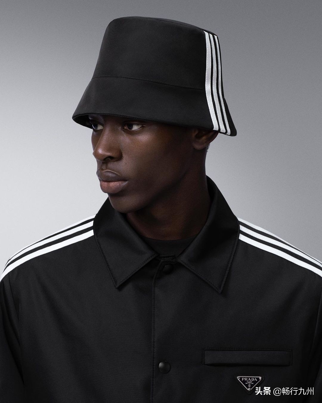 背着迷你包的Forum鞋、渔夫帽、运动服adidasPrada联名系列