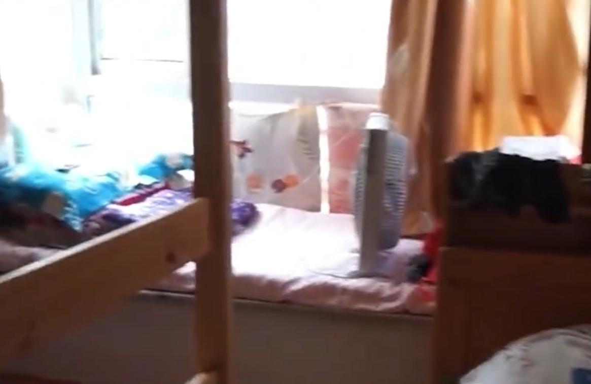 2000年上海阿婆收养黑人弃婴，被子女挥霍250万后，黑人不离不弃