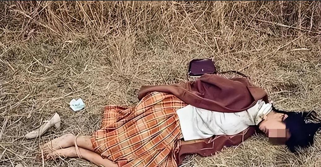 赤裸女子惨死菜地，*体下**被塞满杂草，警方靠一个米糠袋锁定真凶