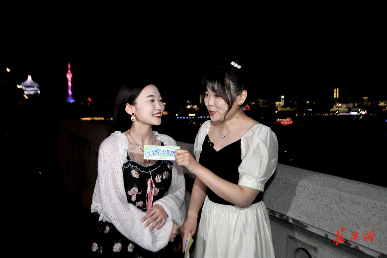 感受长江的宽阔与大气徒步“万里长江第一桥”成外地游客首选丨偶遇主播·对诗长江